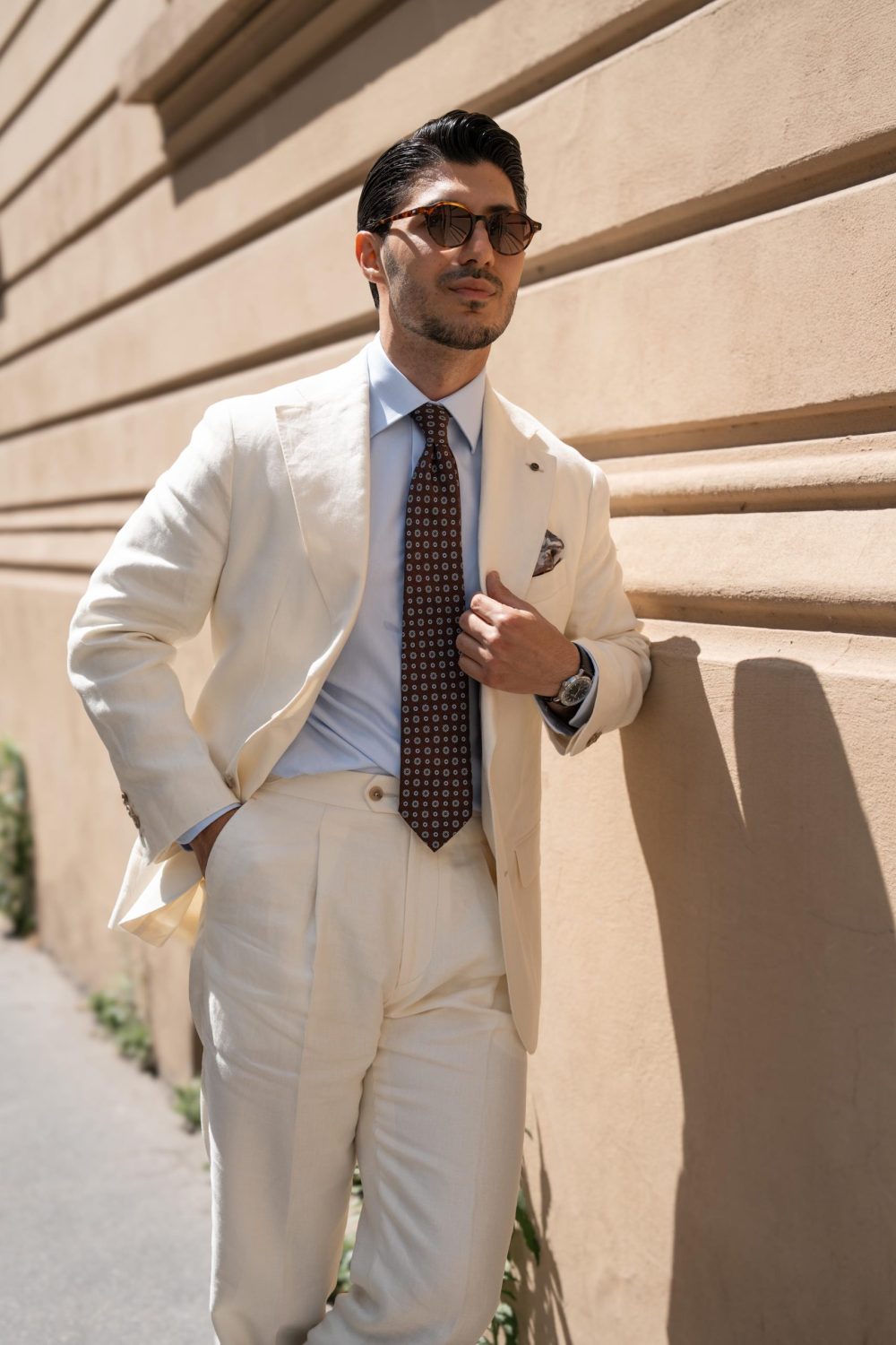 Pitti Uomo off-white suit worn by Okan der gentleman, made by Mond of Copenhagen