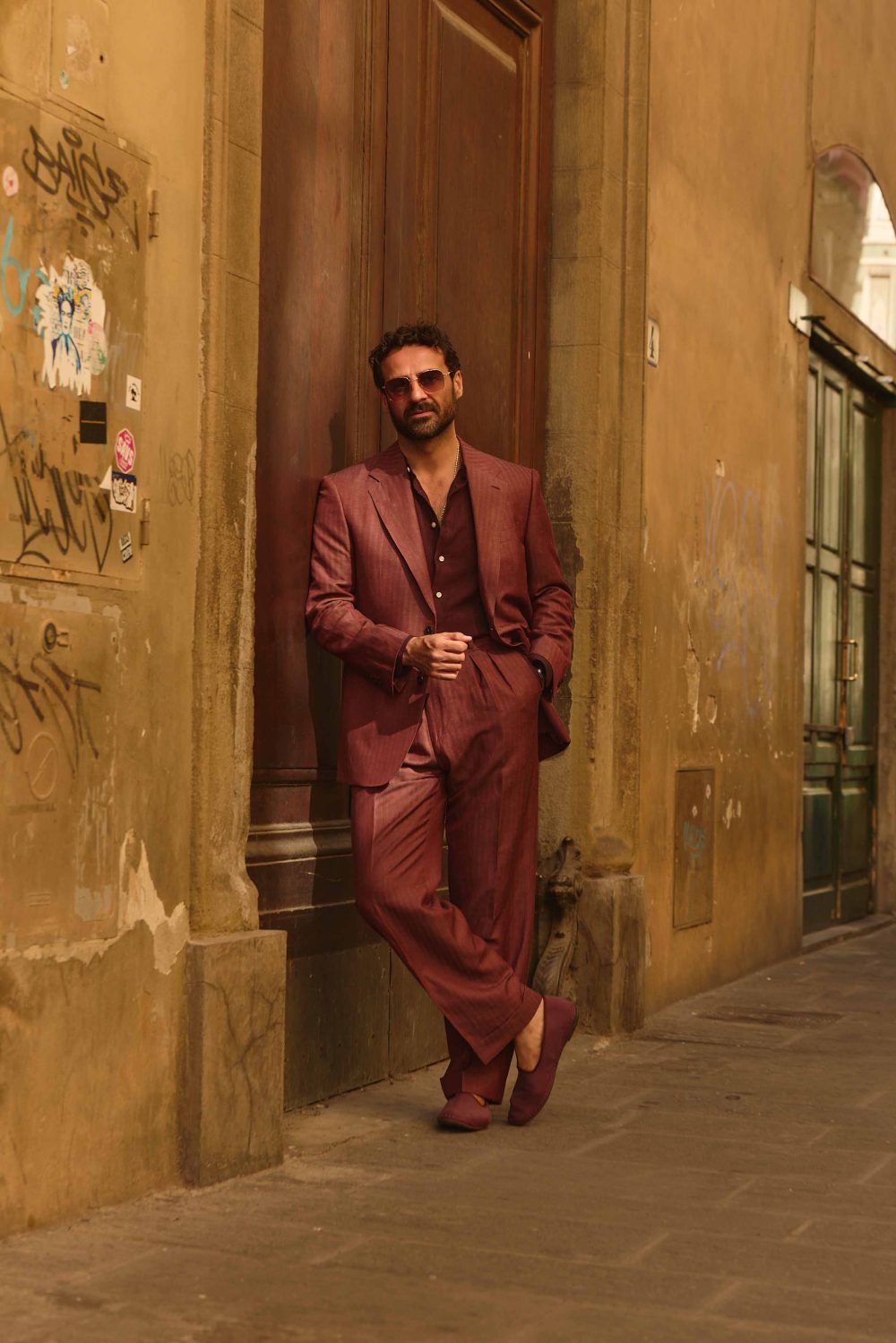 Giorgio giangiulio at pitti uomo 110 wearing a burgundy herringbone suit custom made by mond 13