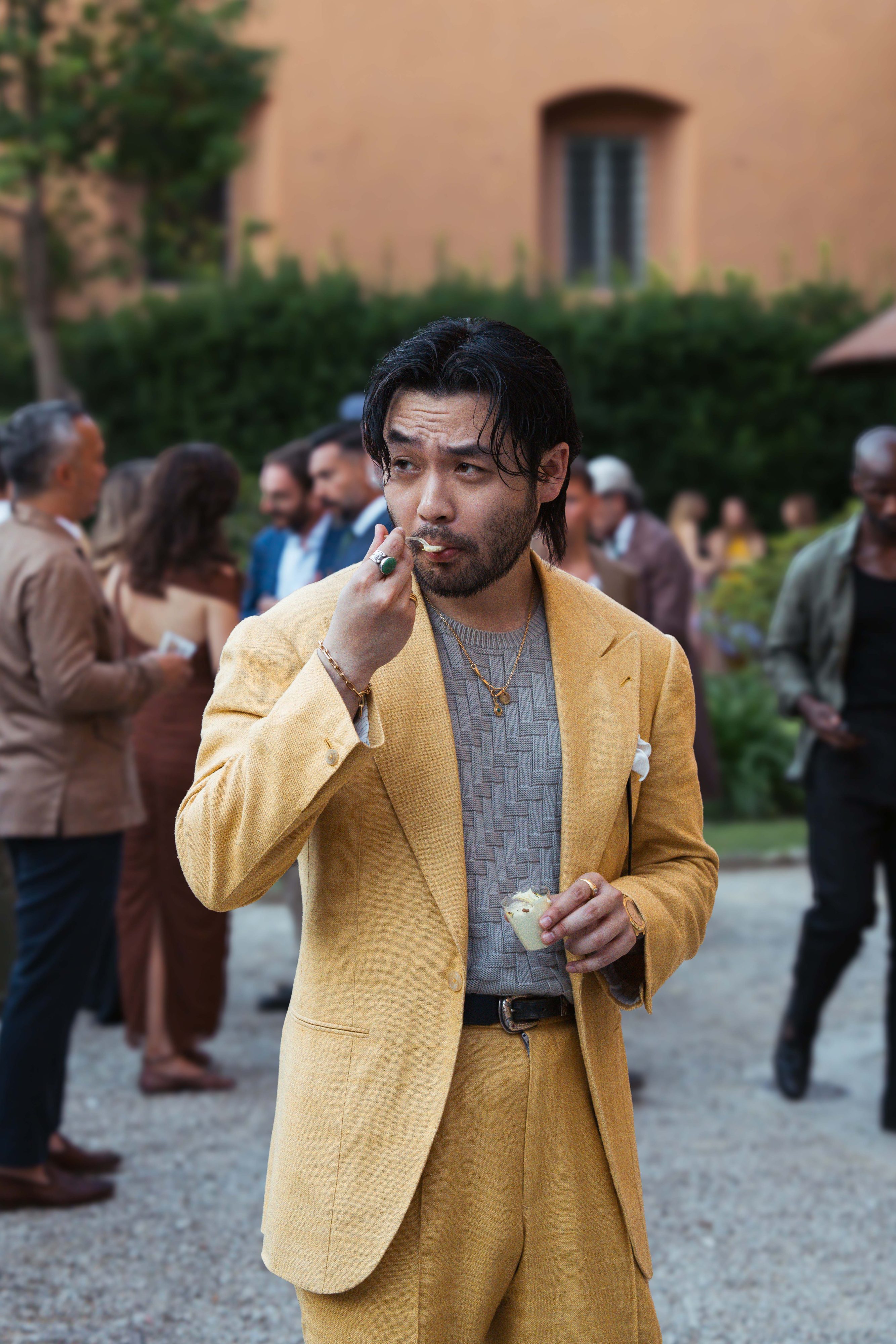 Gentleman at plaza uomo party wearing a mustard yellow suit during pitti uomo 110 shot by mond. Jpg