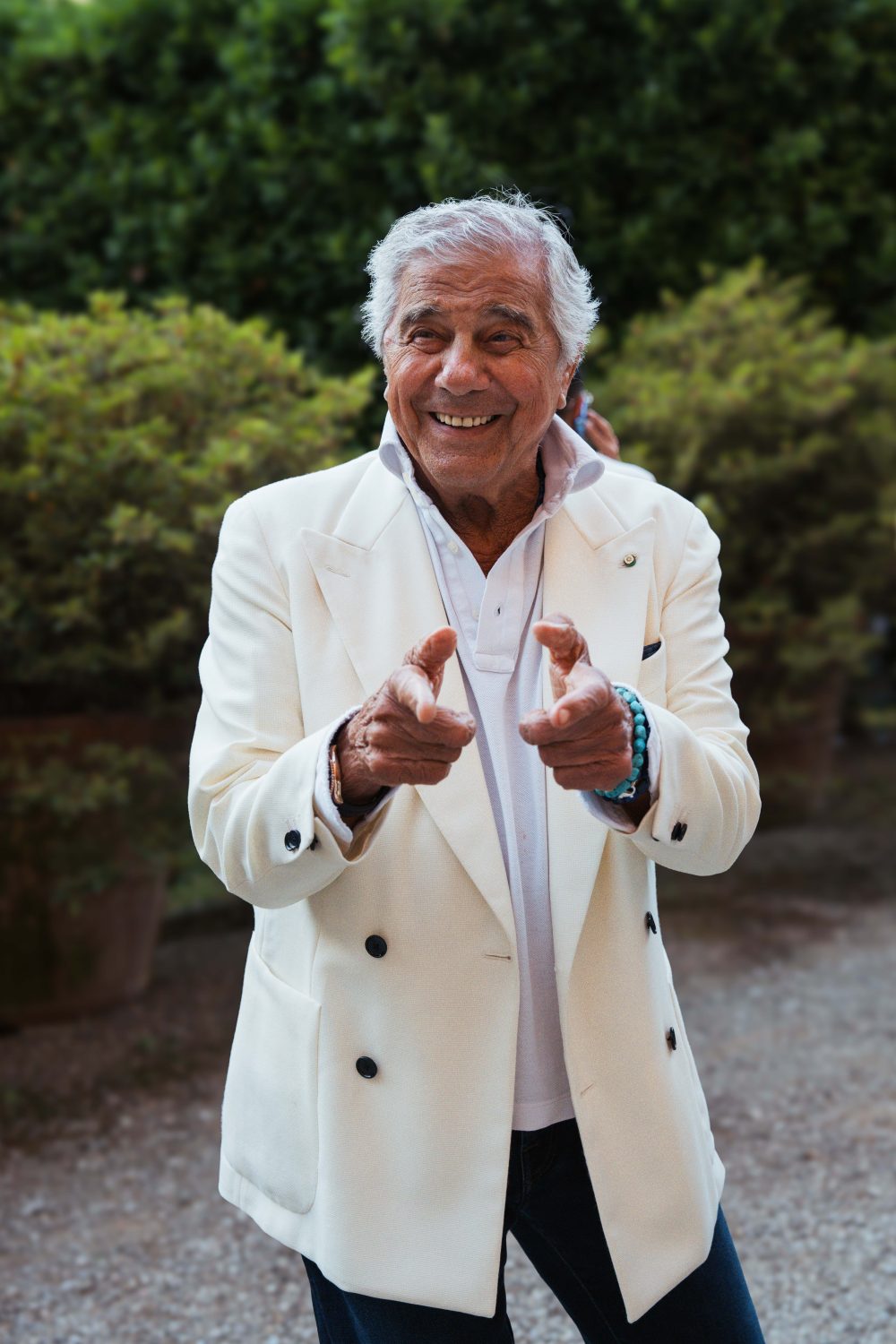 Gentleman at plaza uomo party wearing a white acket during pitti uomo 110 shot by mond. Jpg