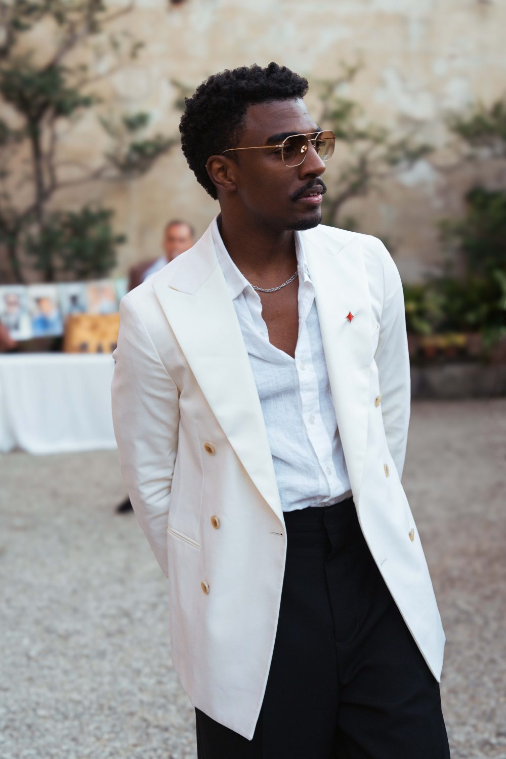 Gentleman wearing white dinner jacket at plaza uomo party during pitti uomo 110 shot by mond. Jpg