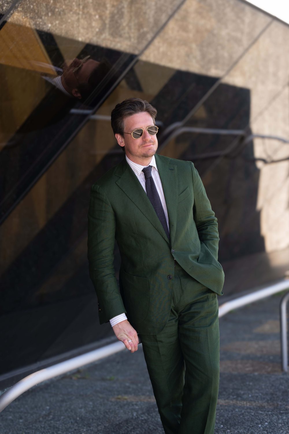 Mitchell moss at pitti uomo 110 wearing a green linen suit made by mond