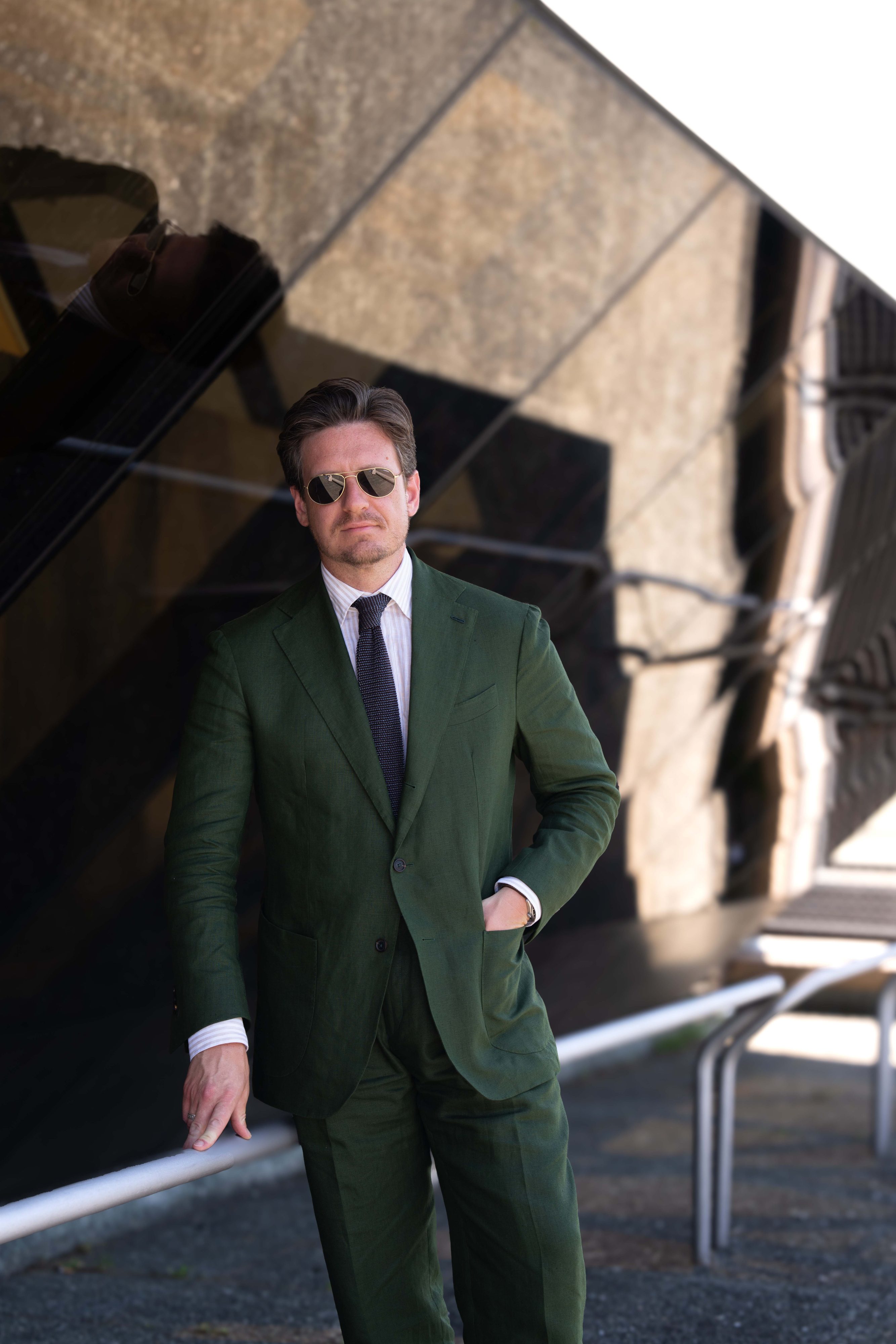 Mitchell moss spotted at pitti uomo 110 wearing a green linen suit made by mond. Jpg