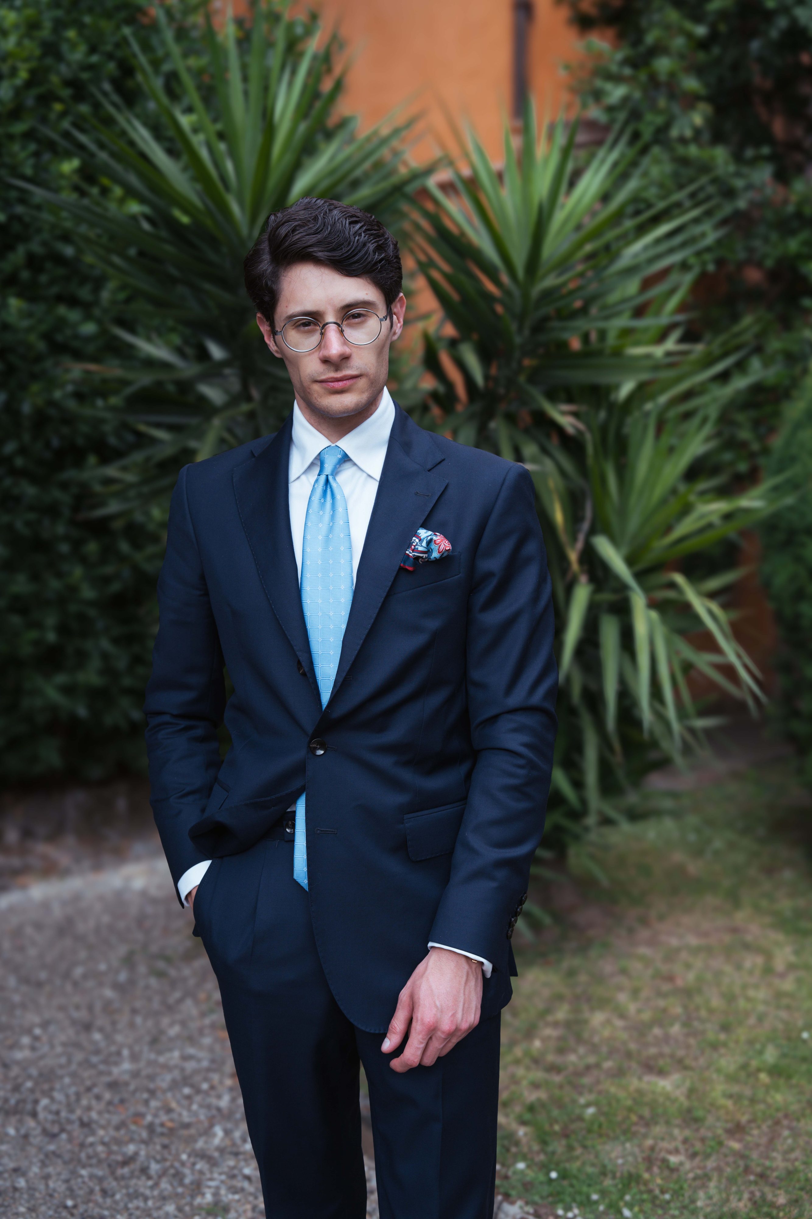 Plaza uomo party guest wearing a navy blue suit at pitti uomo 110 street style photography by mond
