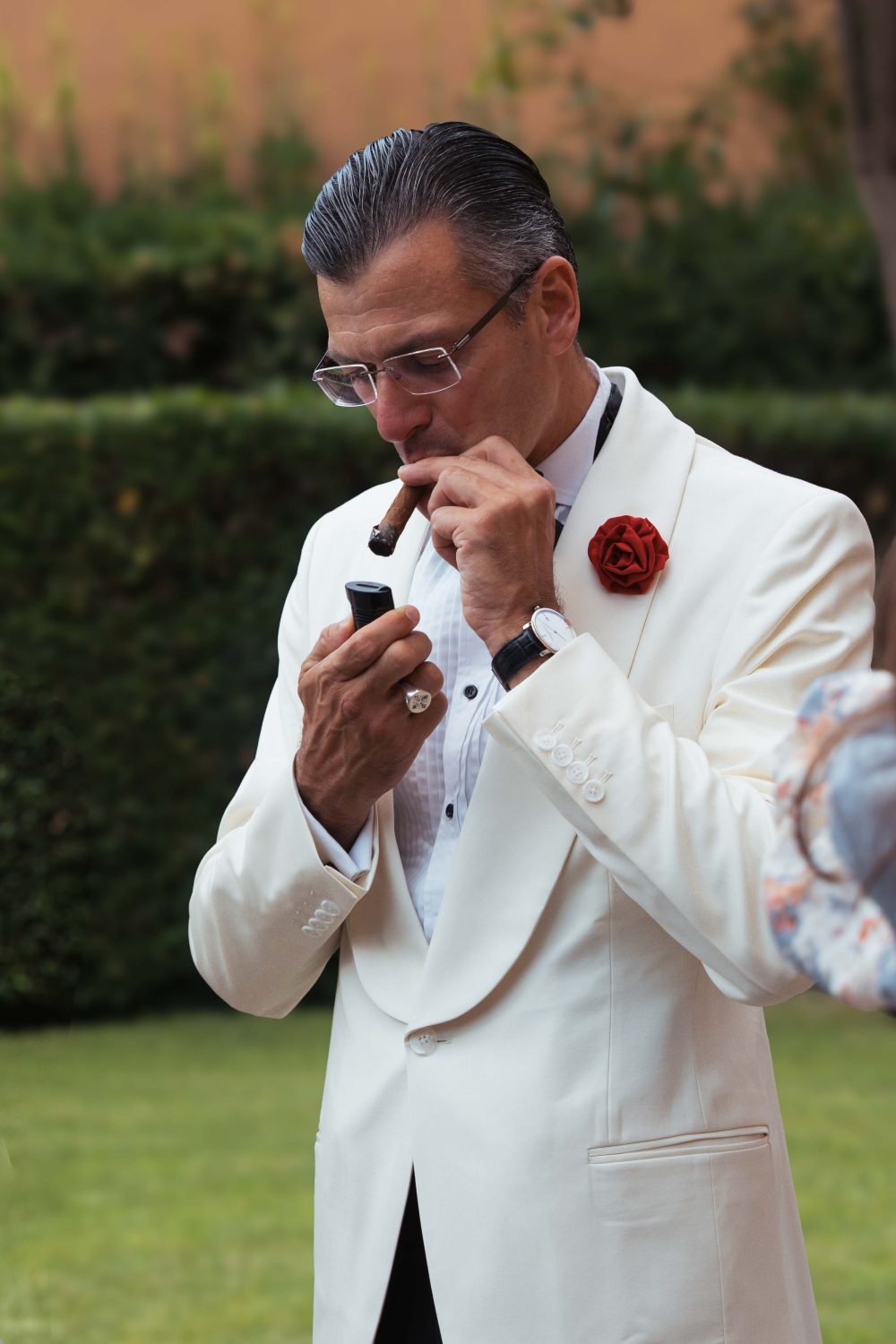 Plaza uomo party guest wearing white dinner jacket pitti uomo 110 street style photography by mond