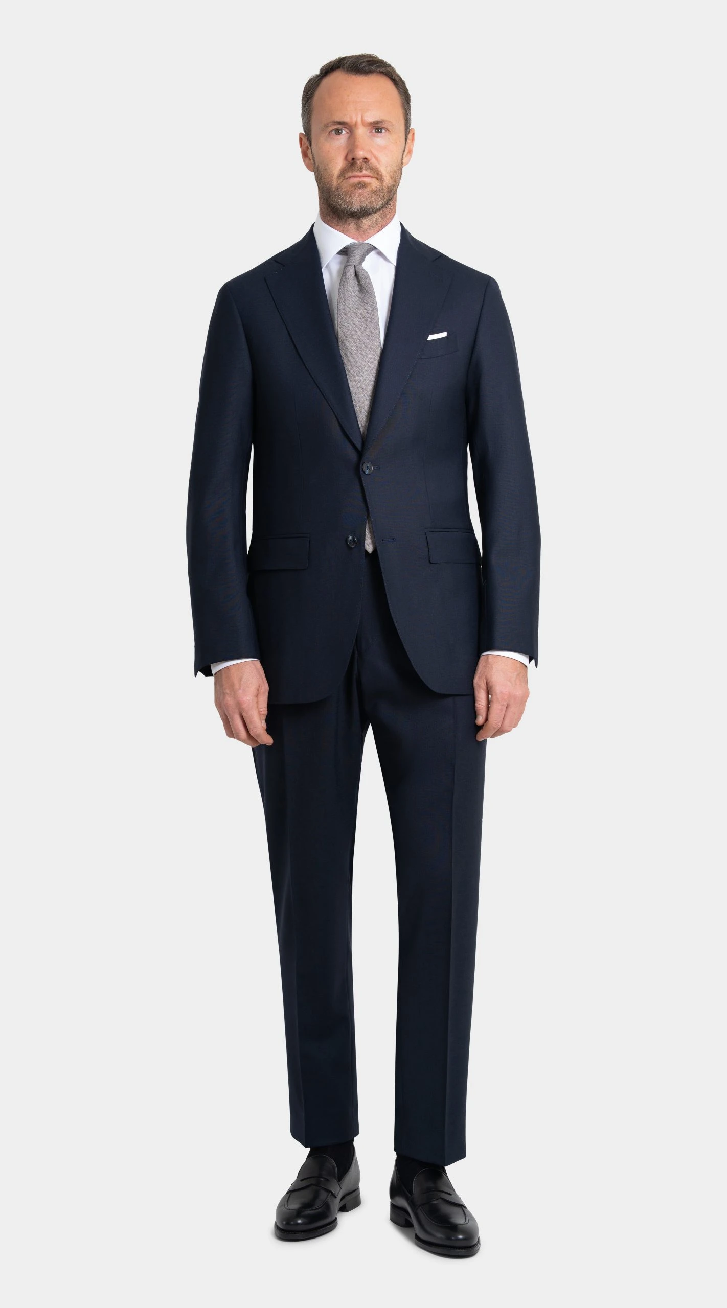 Navy blue suit in twistair fabric and grey tie by Mond