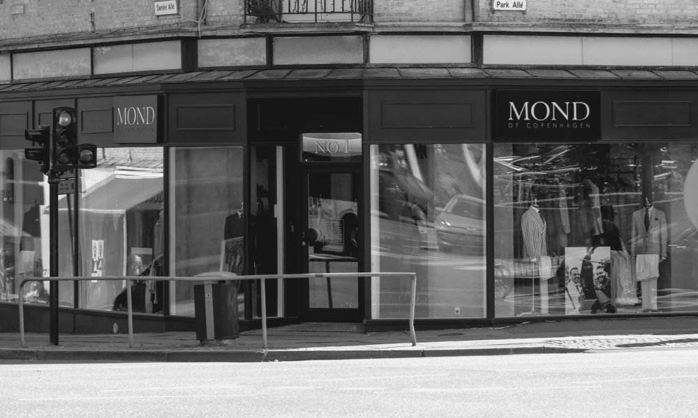Mond store in Århus shot from outside in black and white