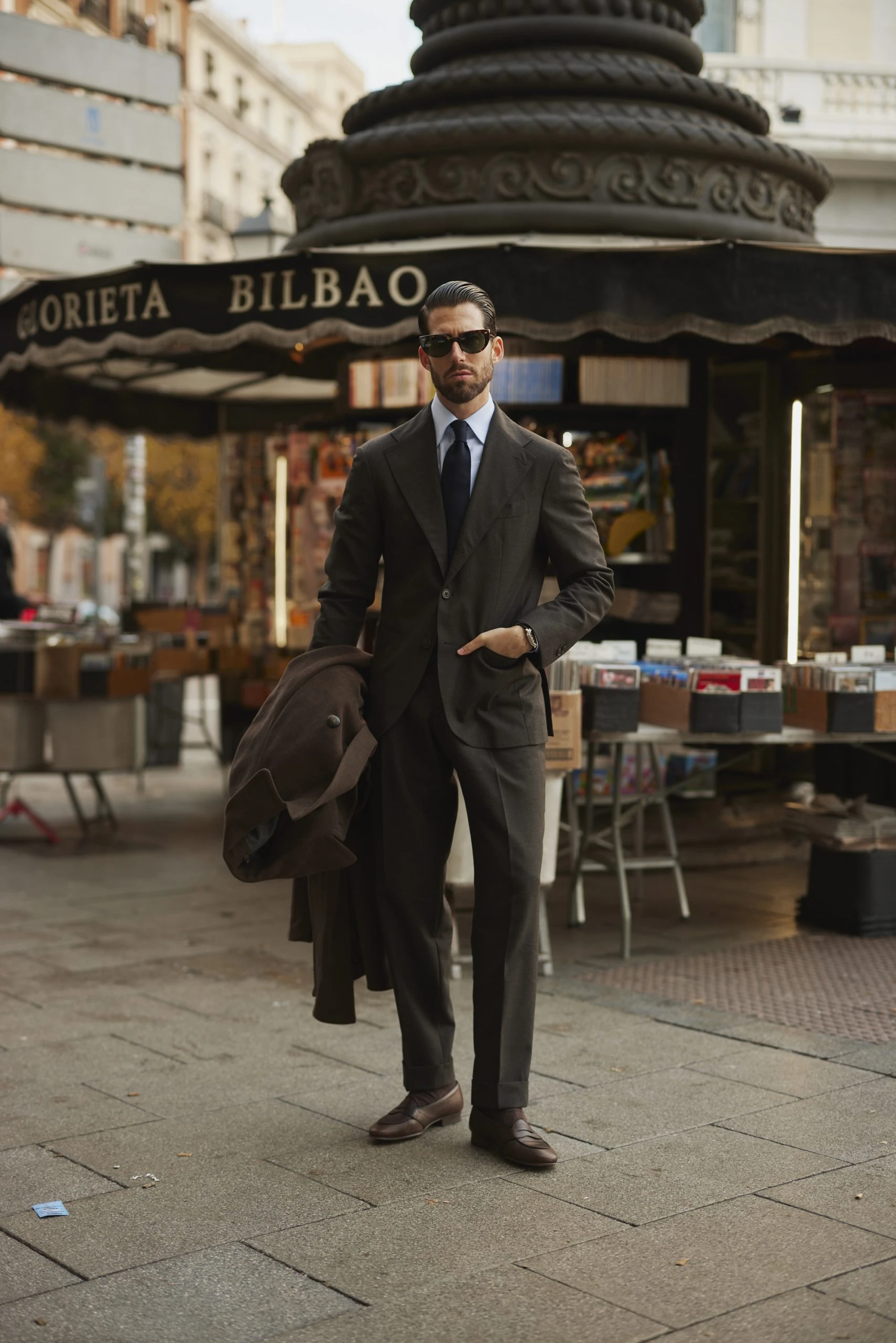 Carlos Domord in a brown Twistair suit by mond
